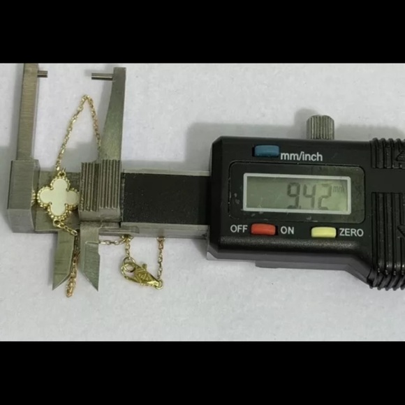 18k Solid Yellow Gold Mini White Flower Bracelet. 1.70 Grams. 7 Inches - Picture 3 of 6